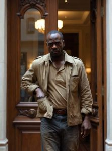 El hombre con ropa vieja que entró a un restaurante de lujo… y dejó a todos en silencio cuando reveló quién era realmente