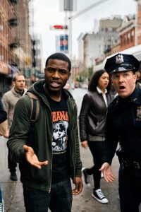 El policía humilló a un joven arquitecto sin saber que estaba frente al hombre que construía el edificio más importante de la ciudad