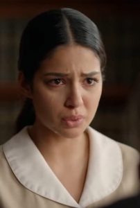 La empleada fue acusada de robar la medalla de la hija del patrón, pero la dueña de la casa entró al despacho y reveló la verdad