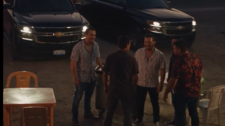 Tres hombres se negaron a pagar y provocaron a Adrián. La llegada de varias camionetas reveló por qué todos cambiaron de actitud en segundos.