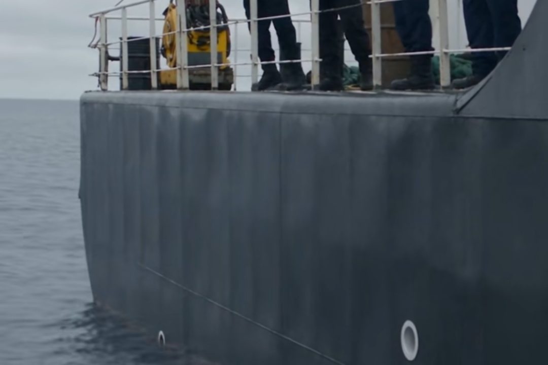 EL CAPITÁN LA EMPUJÓ AL OCÉANO… PERO VALERIA DESCUBRIÓ LO QUE ESCONDÍA BAJO EL BARCO
