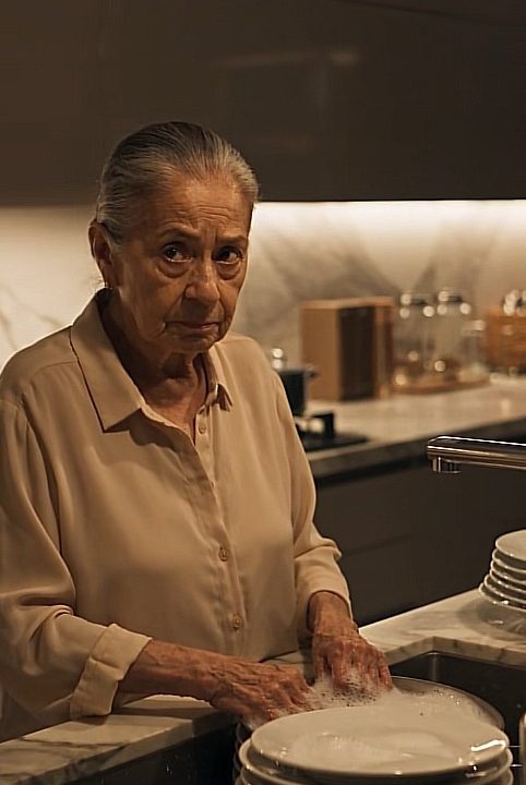 HIZO LIMPIAR A SU ABUELA… PERO MATEO DESCUBRIÓ TODO AL LLEGAR A CASA