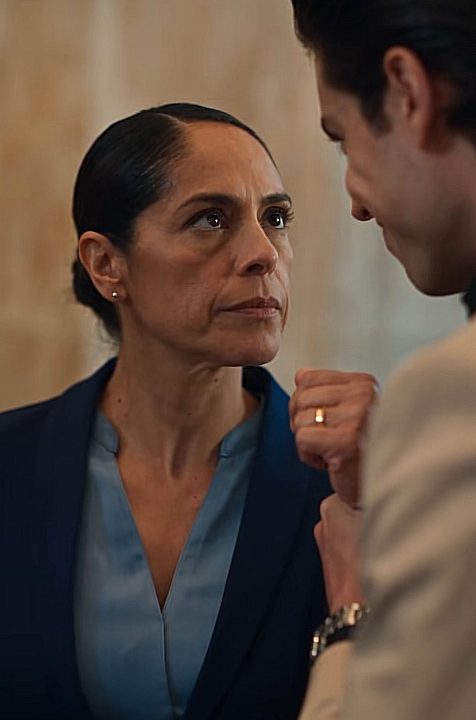 LA HUMILLÓ POR SU UNIFORME… SIN SABER QUE VALERIA ERA LA DUEÑA DEL HOTEL