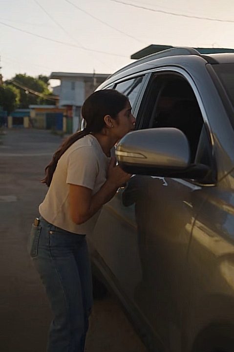 NO TENÍA CÓMO LLEVAR A SU MADRE… HASTA QUE UN CONDUCTOR DECIDIÓ AYUDARLAS