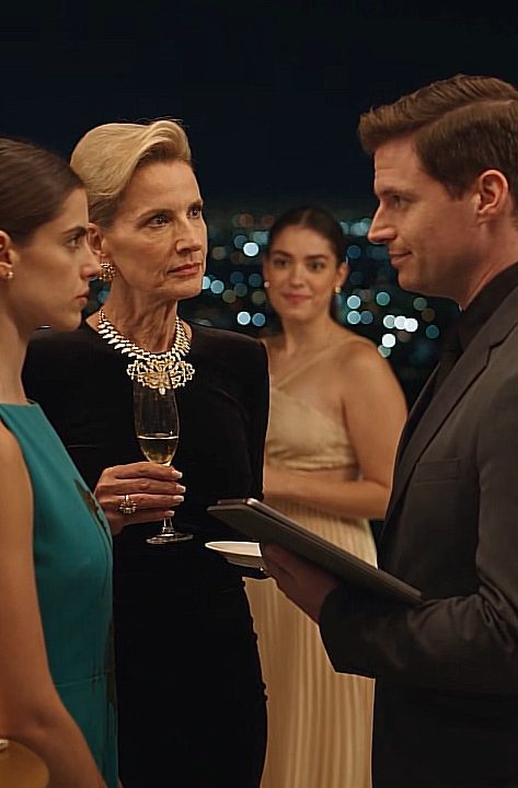 LA HUMILLÓ EN PLENA GALA… SIN SABER QUE ALMA ACABABA DE TOMAR EL CONTROL DEL HOTEL
