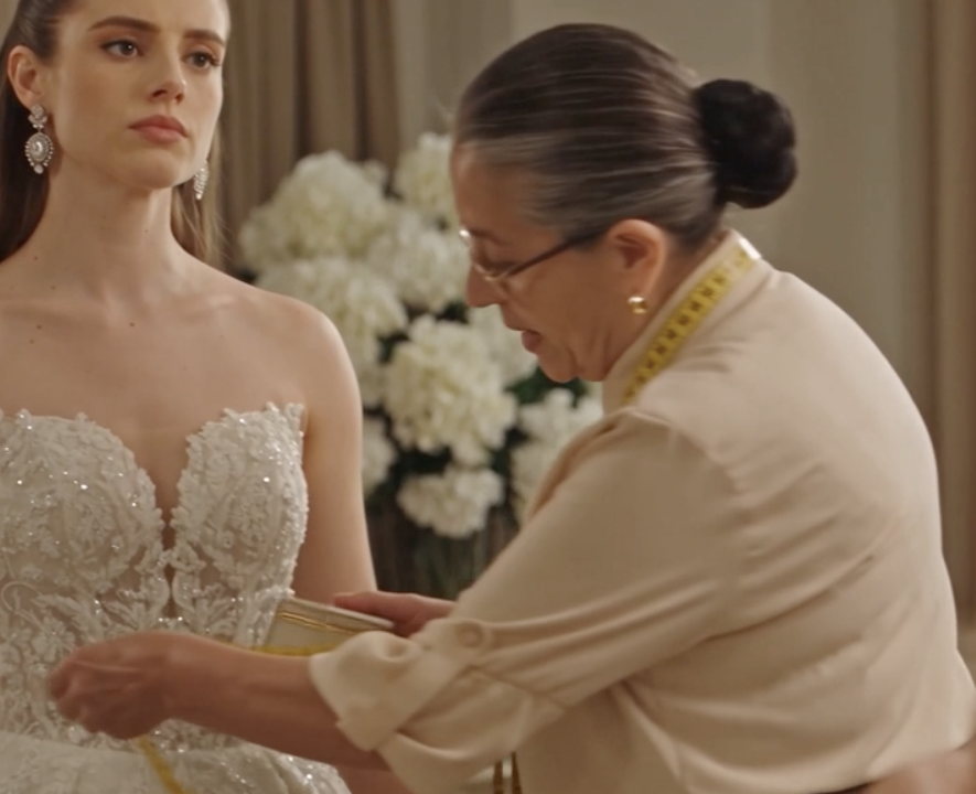 Novia humilló a costurera sin saber que diseñó su vestido de lujo